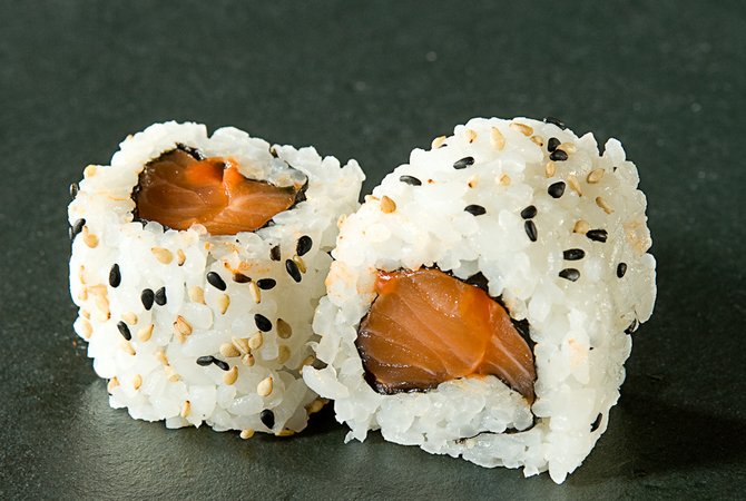 Spicy salmon maki