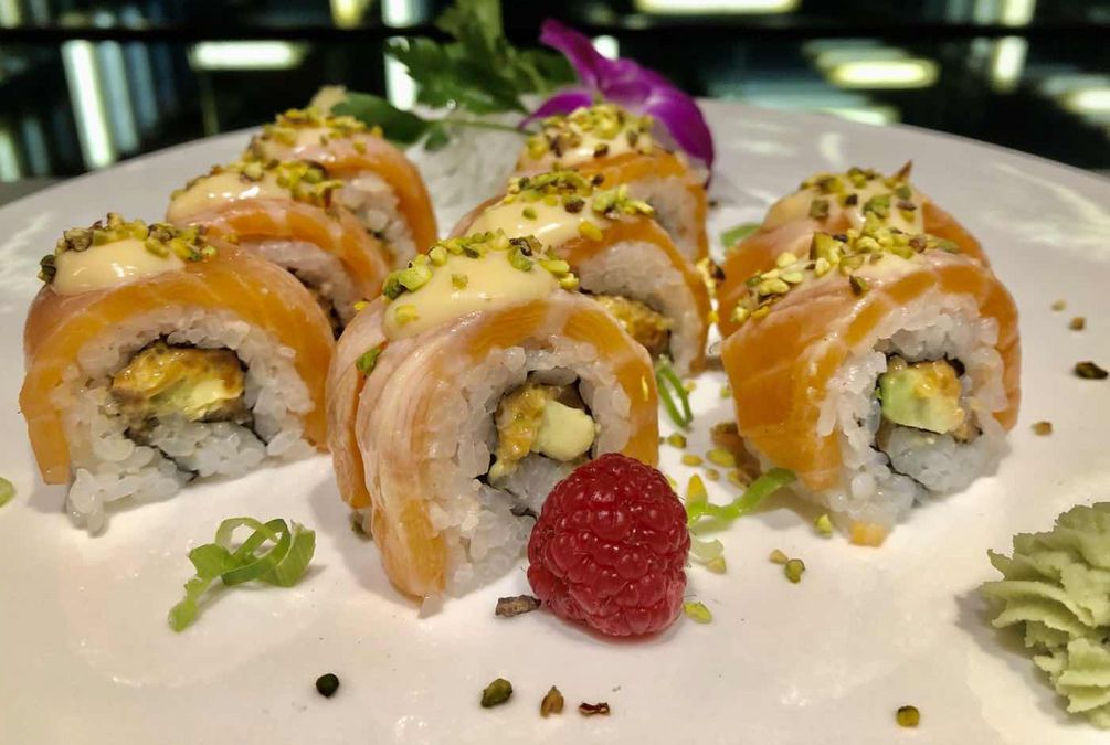 Flambé salmon roll