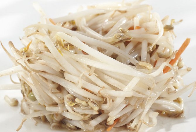 Germogli di soia e julienne di carote saltati