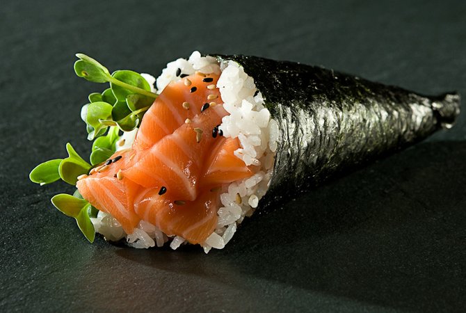 Temaki Salmone, insalata e sesamo